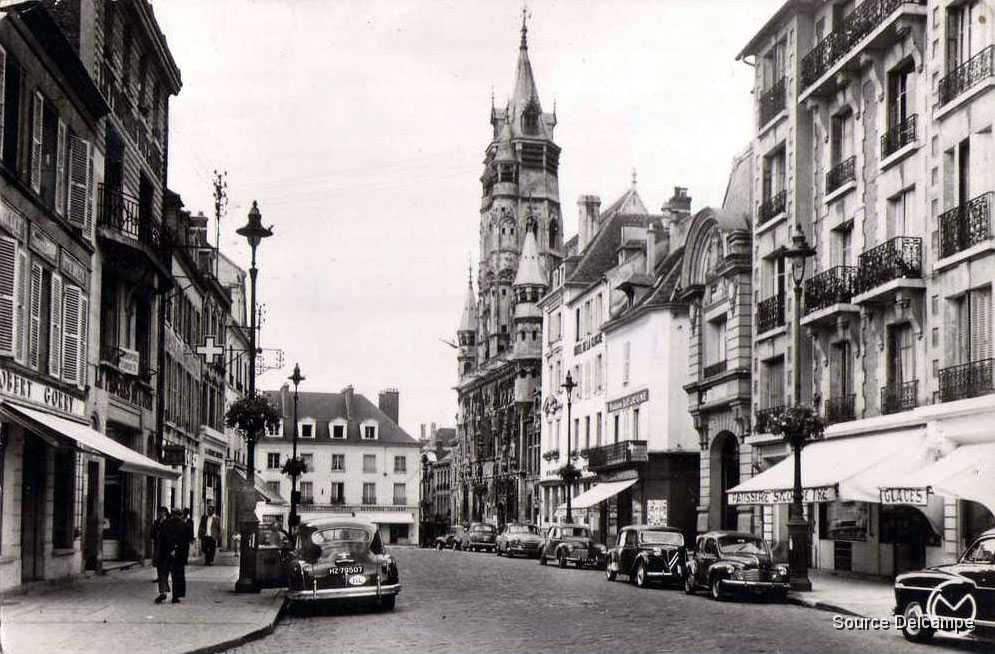 60 Compiegne Place de L Hotel de Ville II.jpg